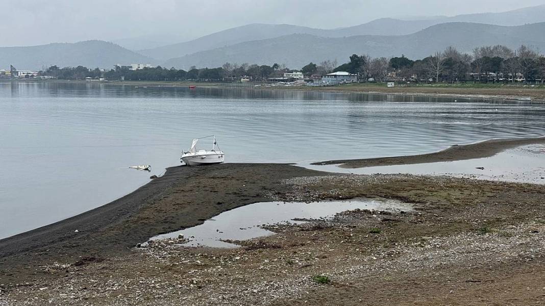 İskeleler havada, tekneler çamurda kaldı: İznik'te çevre felaketi 1